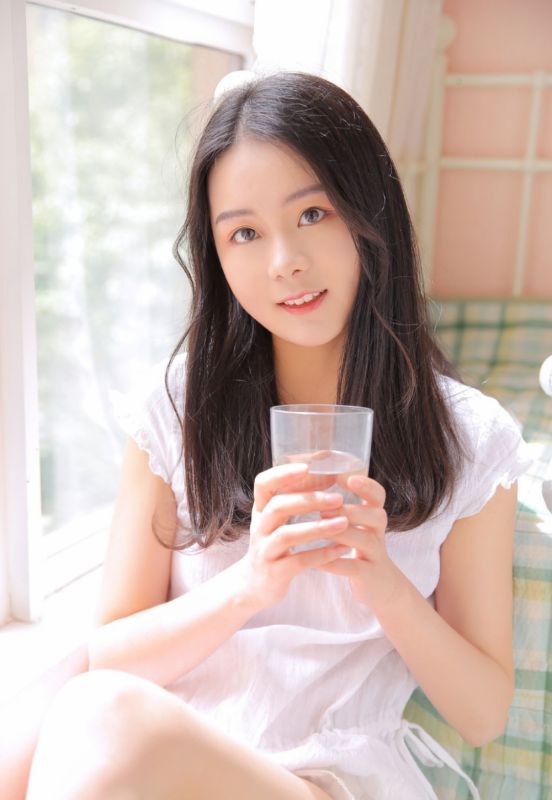 大眼萌妹少女甜美素颜私房氧气美女写真