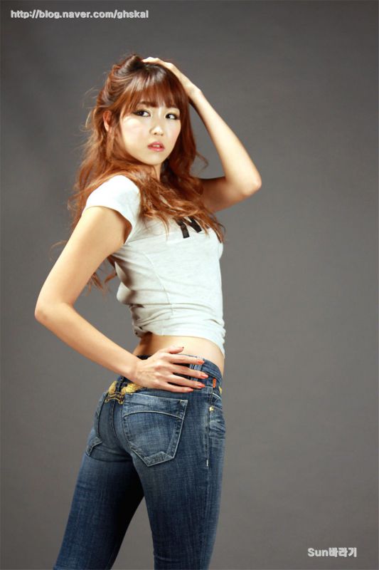 韩国美女李恩慧时尚写真秀迷人乳沟