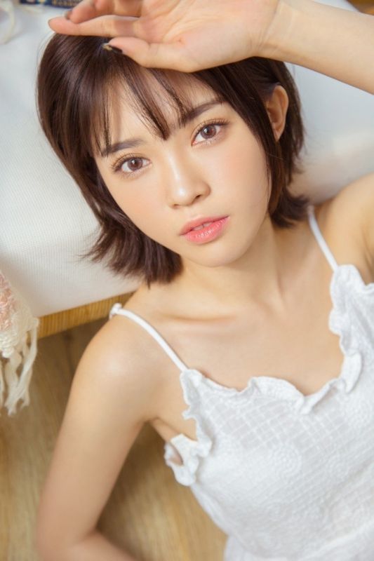 短发氧气美女湿身白肌汗水诱人吊带背心性感图片