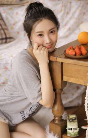 白嫩吊带酥胸美女性感香肩私房内衣诱惑图片