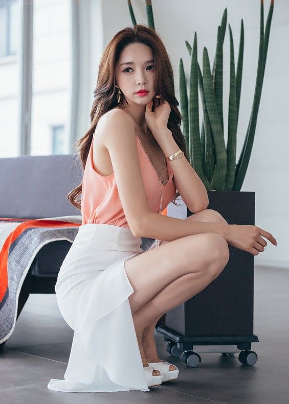 性感美女模特深V露乳火辣美腿知性优雅写真