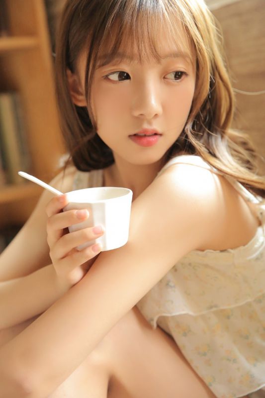 日系慵懒女孩居家睡衣诱惑可爱萌妹子写真图片