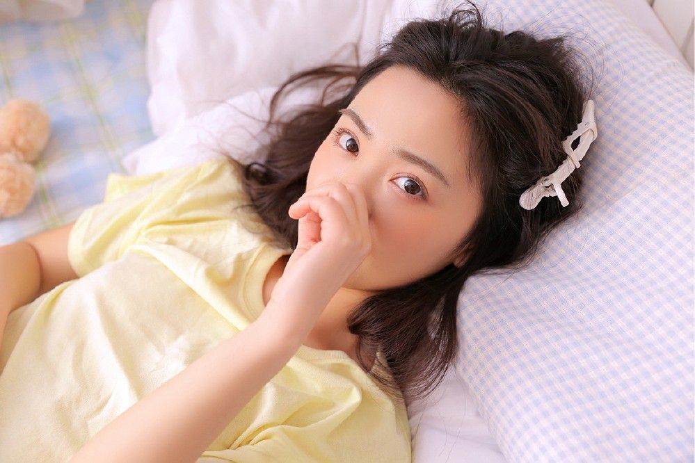 清纯香艳美女长腿玉足床上氧气女孩写真图片
