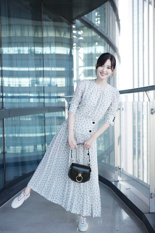 白嫩清秀美女古力娜扎漂亮美腿明星生活照