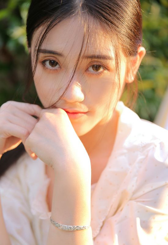 麻花辫少女田园风白衣长裙自然美女写真