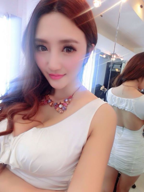 90后电眼美女大秀迷人爆乳