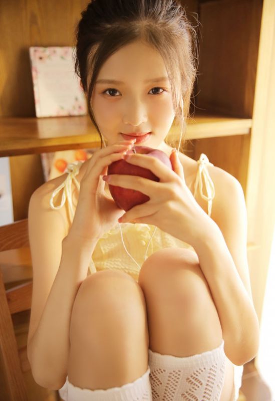极品尤物美少女黄色吊带短裤美女性感图片