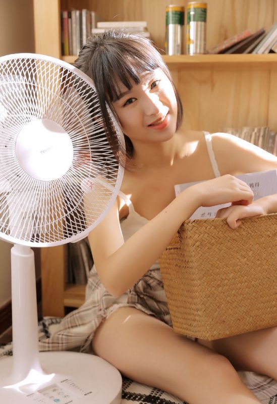 吊带内衣美女模特娇嫩玉体香艳美腿大胆私房写真