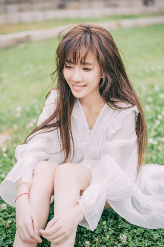 双马尾萝莉少女户外热裤长腿火辣身材性感写真