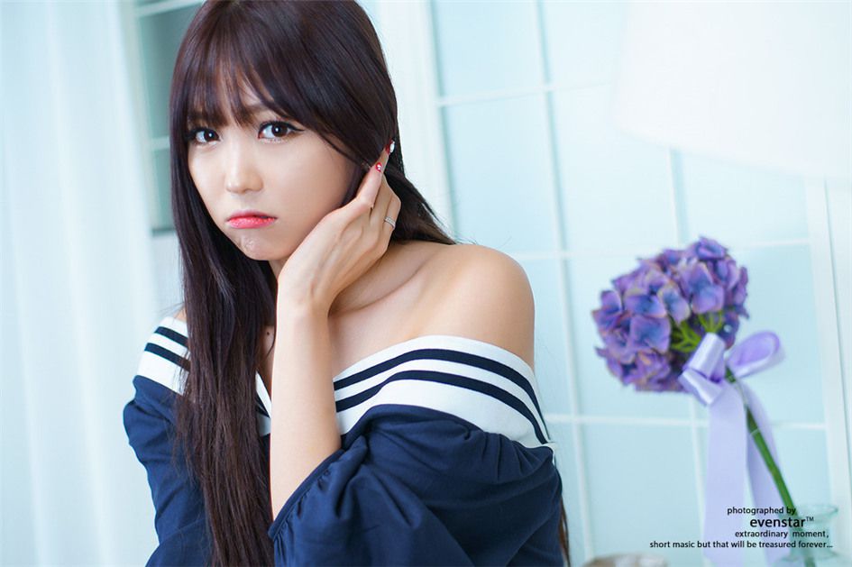 韩国美女李恩慧时尚写真秀迷人乳沟