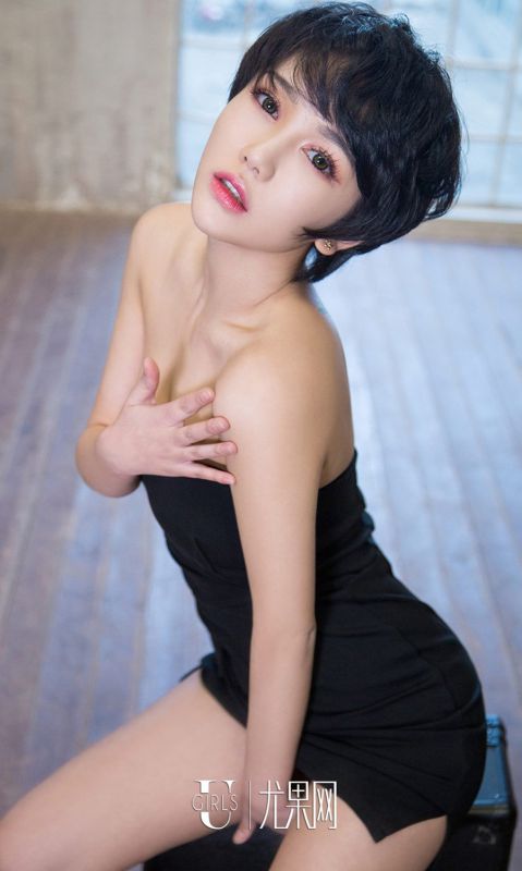短发美女大悦悦抹胸短裙写真妩媚迷人