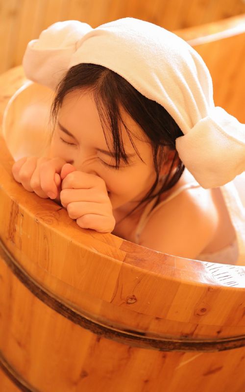洗澡美女真空裹胸丰满美乳雪肌性感撩人写真