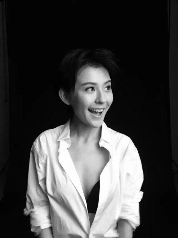 热依扎衬衫内衣深沟诱惑女神明星人体艺术写真