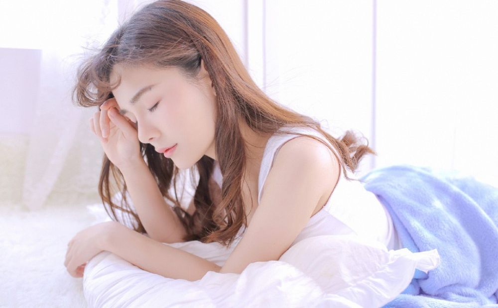 吊带背心美少女白嫩私房惹火性感照写真图片
