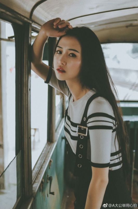街拍叛逆腹黑少女背带牛仔裤车轨复古人像写真