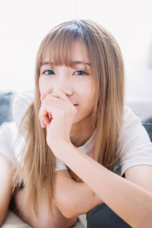 长发时尚少女美腿热裤甜美迷人笑容写真