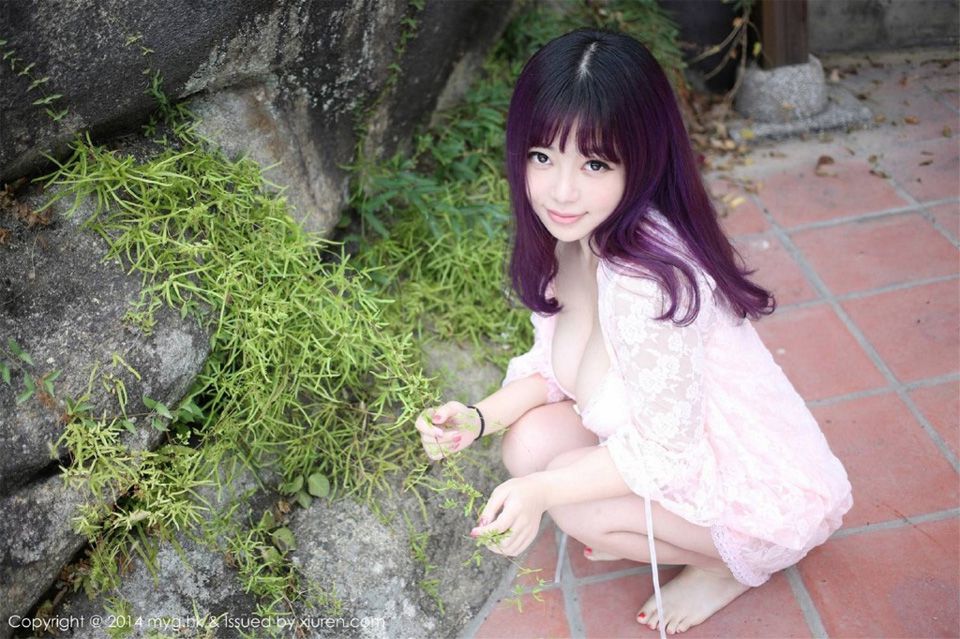 美胸嫩模户外性感写真照
