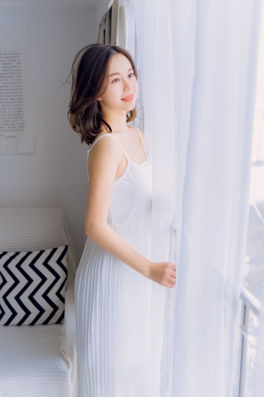 吊带长裙人妻美女少妇诱人床上性感火辣照片写真