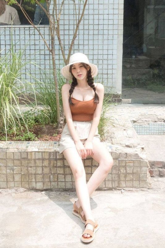 混血美女麻花辫大奶深沟丰韵户外写真