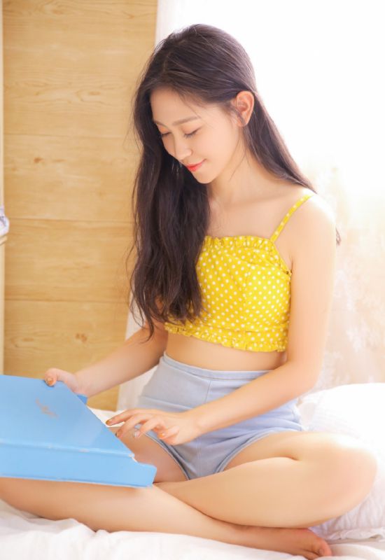 迷人素人女孩性感美腿热裤私房美艳写真