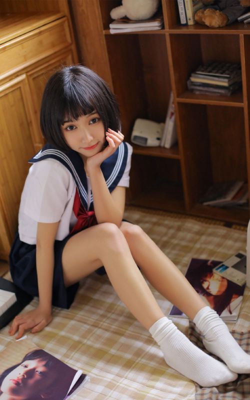 大眼短发清纯美女纤细美腿学生妹诱惑写真图片