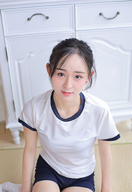 甜美女孩香橙体操服室内青涩粉嫩写真