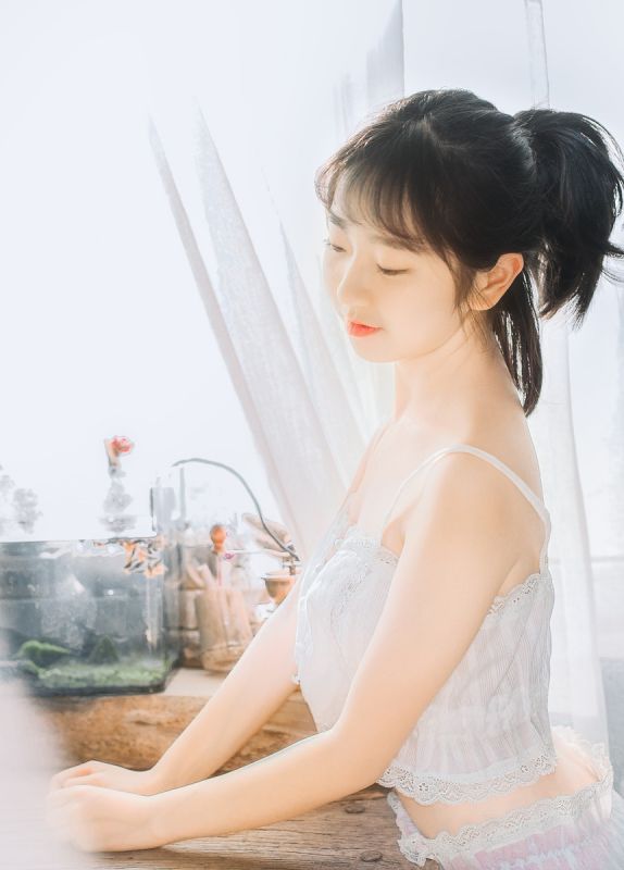 白嫩长发少女私房薄纱内衣唯美朦胧写真