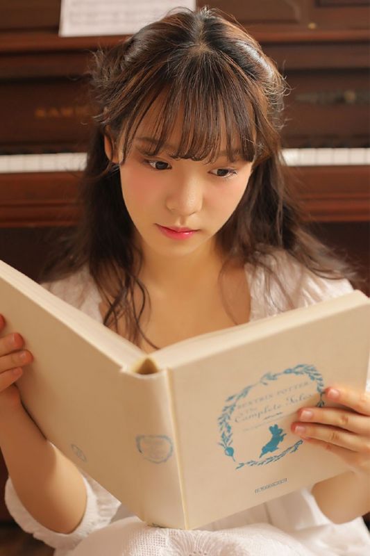 文学女孩纱裙钢琴室优雅迷人少女写真