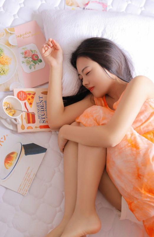 90后邻家少女裸足漂亮自然美女写真