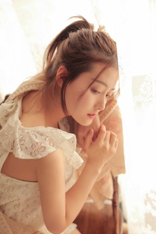 白丝袜美女小清新白嫩私房美腿清纯写真图片