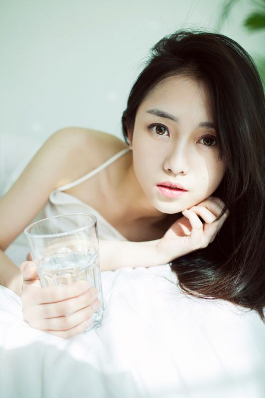 日本童颜稚嫩萝莉床上美乳诱惑写真图片