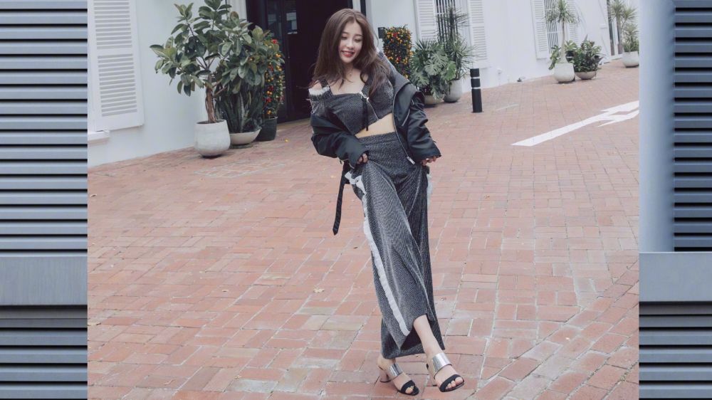 小清新气质美女虞书欣户外散步明星生活照图片