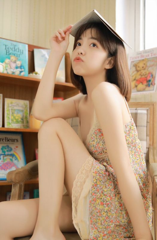 短发大奶嫩妹风骚热裤美腿湿身写真图片