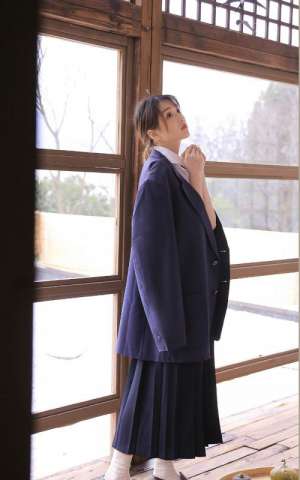 日本制服美女学生妹火辣成熟长裙性感诱惑写真
