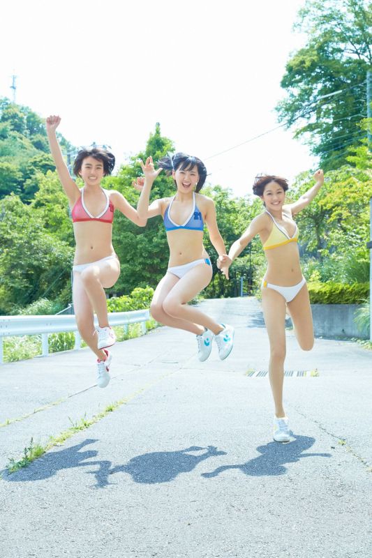 日本学生制服美女户外清纯图片