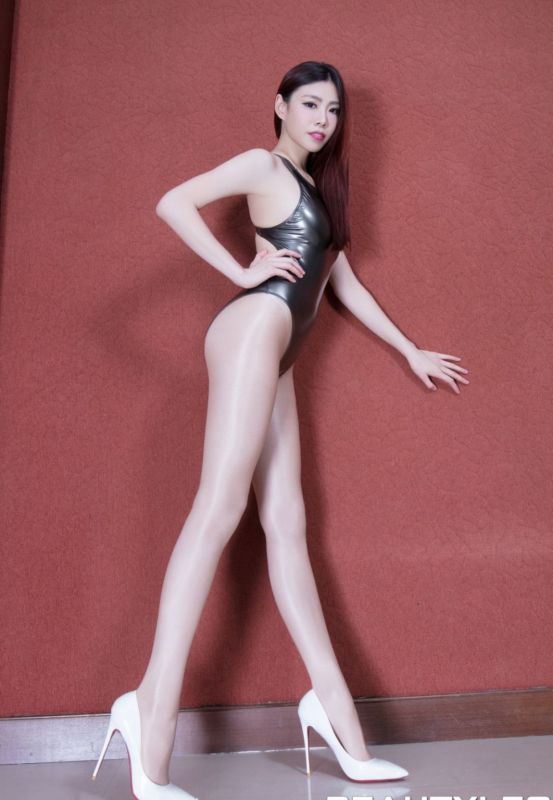 极品长腿美女连体衣肉丝美腿对着镜子揉双腿张开性感写真