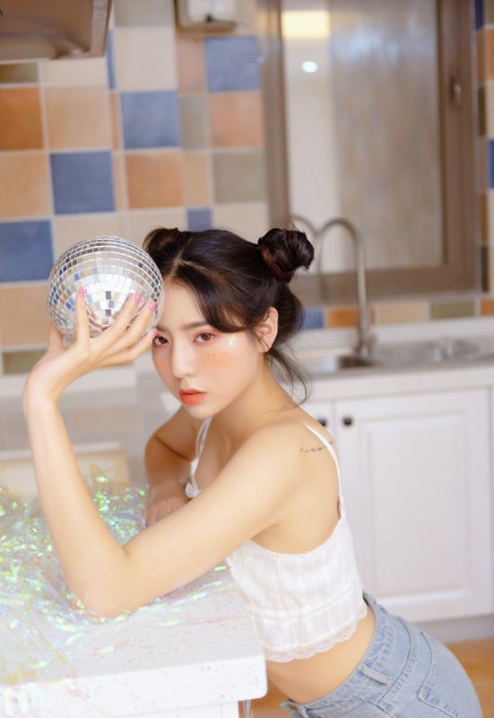 天然萌丸子头少女薄纱内衣牛仔裤写真