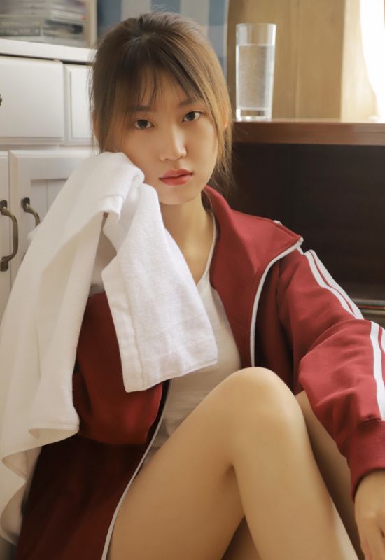 日本运动服美女性感制服诱惑美腿玉足白嫩酥胸写真
