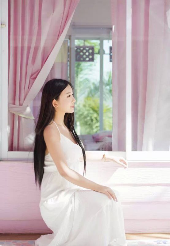 90后美女胡恩绮清新迷人街拍