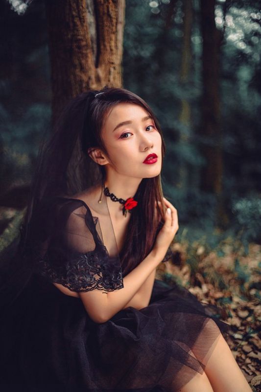 冷艳神秘红唇美女御姐森林系个人写真艺术性感图片