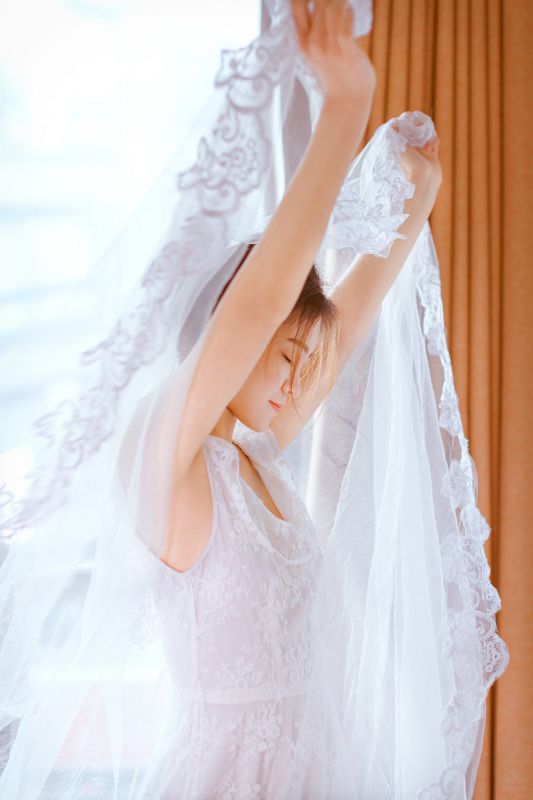 吊带纱裙美女性感露背白嫩腋下诱惑写真