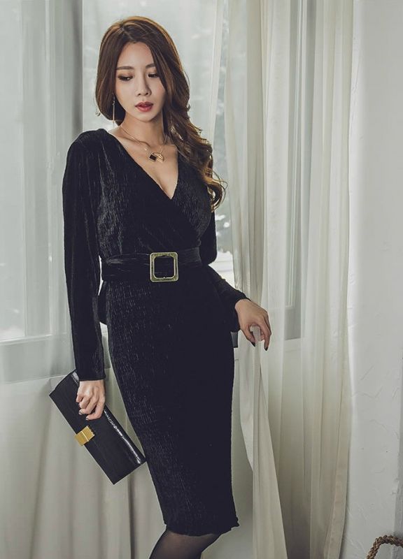 爆乳模特迷人美乳低胸装诱人礼服大胆私房照