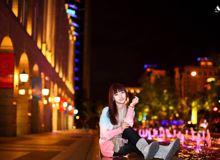 美女校花户外迷人写照