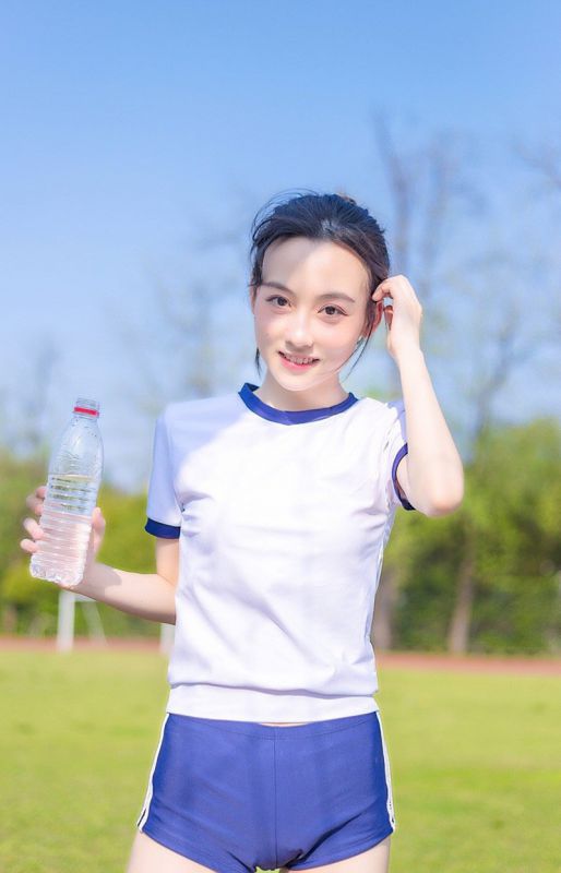 校园运动服美女户外白皙翘臀美腿性感写真图片