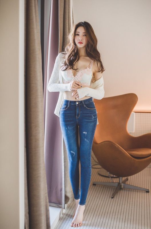 火辣车模美女风骚私房内衣外泄性感写真