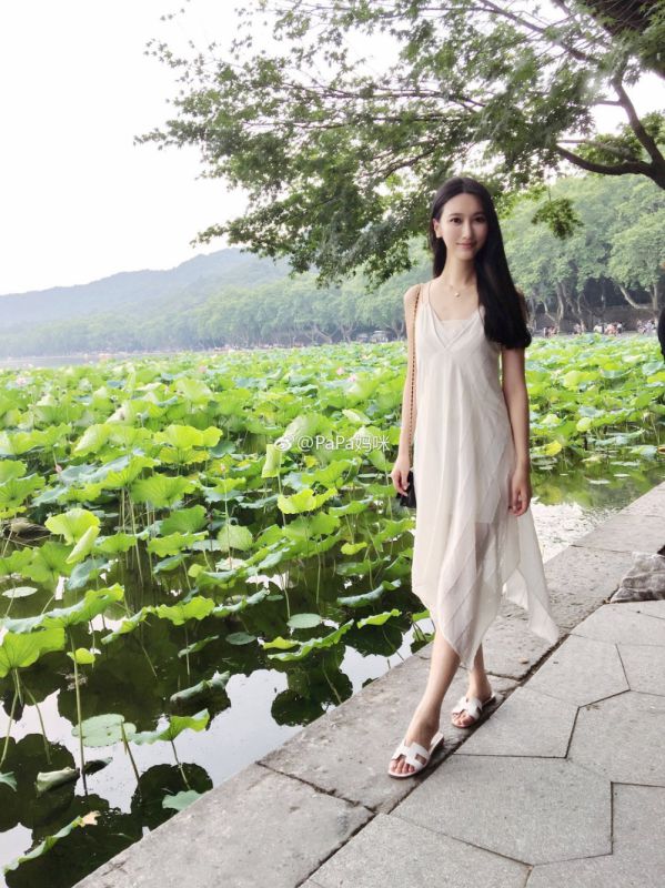 白嫩美女PaPa妈咪泳装私房照丰满迷人