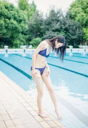 蓝色泳衣装美女诱人比基尼户外性感美女图片