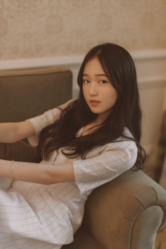 长发文艺美女气质温柔甜美清纯乙女写真
