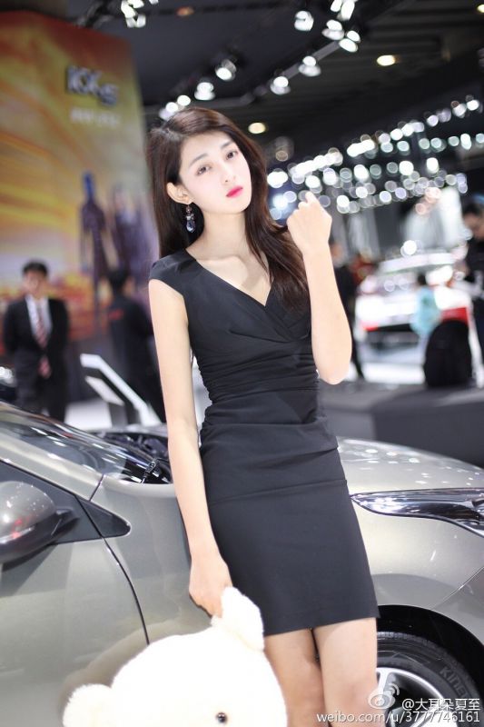 高颜值美女大耳朵夏至养眼美照图片