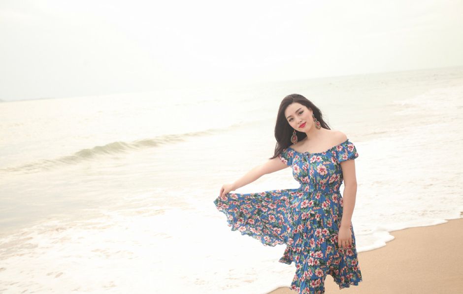余薇薇海边妩媚迷人写真照